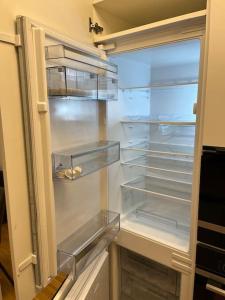 - un réfrigérateur vide avec une porte ouverte dans la cuisine dans l'établissement Apartman Holesovice,balkon,garaz, à Prague