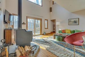 ein Wohnzimmer mit einem Kamin und einem Sofa in der Unterkunft Feynman's Forest - Secluded Oasis in Bellevue