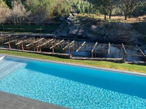 an overhead view of a pool with blue water at Turismo Natureza Villa Rio in Castanheira de Pêra