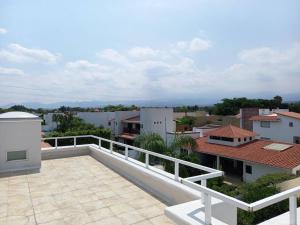 d'un balcon avec vue sur la ville. dans l'établissement Casa para 13 en Cuerna, à Acapantzingo