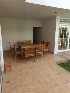 - une salle à manger avec une table et des chaises en bois dans l'établissement Casa para 13 en Cuerna, à Acapantzingo