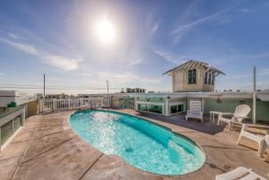 a swimming pool on the roof of a building at Berniewood in Tybee Island