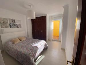 1 dormitorio con 1 cama en una habitación blanca en Fantástico unifamiliar muy luminoso y tranquilo, en San Fernando
