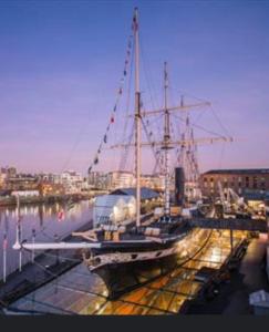 un gran barco está atracado en un puerto en Gorgeous apartment with free parking & breakfast near city centre & midday checkout, en Bristol