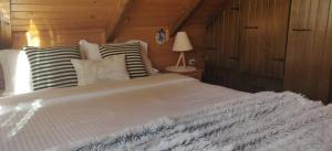 Un pat sau paturi într-o cameră la Lodge House Tara