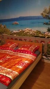 a bedroom with two beds with a painting on the wall at Apartmen Kuca za odmor i familiju in Bar