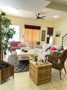 een woonkamer met een bank en een tafel bij PVS Kinabalu in Tuaran
