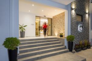 una persona che scende le scale nella hall di Senso Deluxe a Limenaria