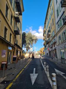 une rue urbaine vide avec une flèche sur la route dans l'établissement Cosy studio VIEUX NICE à 2 pas de la MER, à Nice 6 autres photos