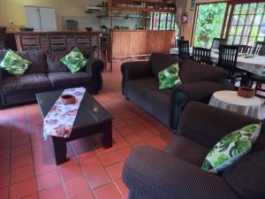 - un salon avec des canapés et une table basse dans l'établissement Marula Gardens, à Mtubatuba