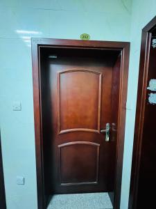 porta in legno in camera con di Comfort Tourist Place for male a Dubai