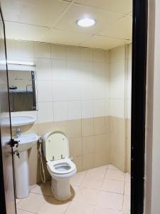 bagno con servizi igienici e lavandino di Comfort Tourist Place for male a Dubai