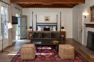 ein Wohnzimmer mit einem Sofa und einem Bett in der Unterkunft Casa Cody in Palm Springs