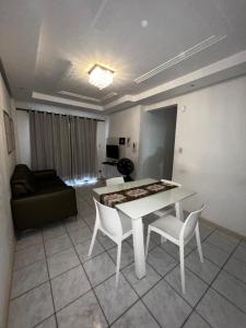 sala de estar con mesa, sillas y sofá en Apartamento/Flat em Aracaju, en Aracaju