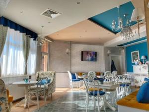 a living room with a dining table and chairs at The Secret Garden in Ognyanovo
