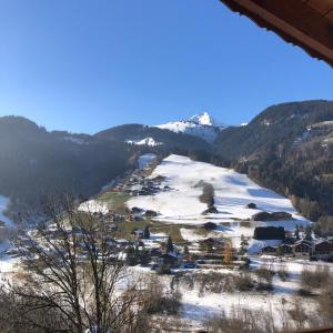 un piccolo villaggio nella neve su una montagna di Appartement lumineux avec balcon à Arêches Beaufort a Beaufort