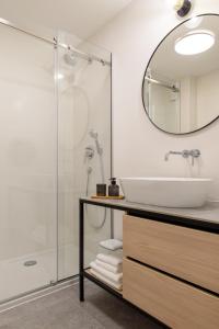 y baño con lavabo y ducha. en Stiva Apartment - new apartment with free parking, 150m from the beach, en Kaštela