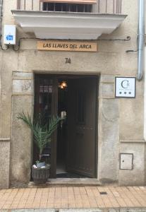 eine Tür zu einem Gebäude mit einer Topfpflanze davor in der Unterkunft las llaves del arca in Trujillo + 16 Fotos