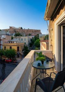balcón con mesa y vistas a la ciudad en Acropolis apartment with a unique view 2, en Atenas