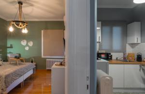 Posteľ alebo postele v izbe v ubytovaní Acropolis apartment with a unique view 2