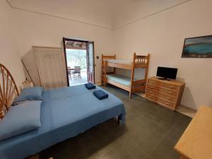 sypialnia z łóżkiem, krzesłem i biurkiem w obiekcie Casa Gelsomino w mieście Favignana