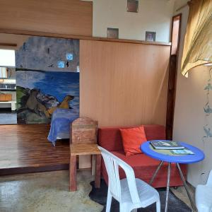 Habitación con sofá, mesa y cama en Cozy Hosting Galapagos, en Puerto Ayora