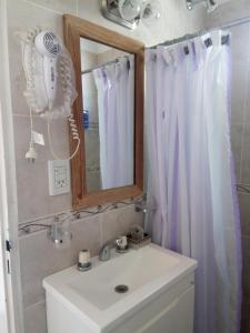 y baño con lavabo y espejo. en El Zohar 2 pax en Federación