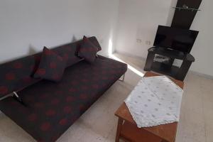 a living room with a couch and a table at Sahline, entre Sousse et Monastir, 2 Km de la plage in Sahline
