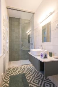 uma casa de banho com uma banheira, um lavatório e um chuveiro em Vila Krista em Maribor