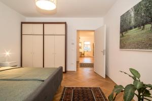 1 dormitorio con 1 cama y una pintura en la pared en Vila Krista en Maribor