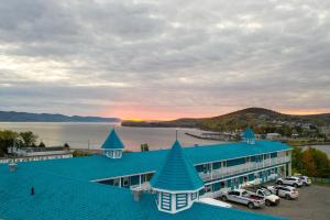 an aerial view of a building with a parking lot at Hotel Plante in Gaspé