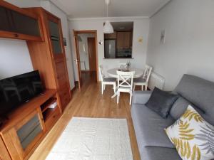 sala de estar con sofá y mesa en Apartamento Carril - Camiño do Carro, en Vilagarcía de Arousa