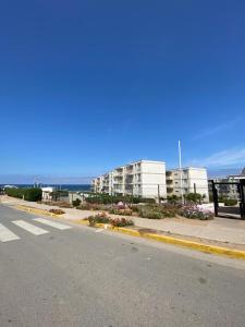 une rue vide avec un bâtiment sur le côté de la route dans l'établissement A pasos del mar Lugar ideal para descansar, à El Tabo