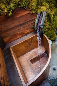 eine Holzbadewanne mit einem Brunnen in der Unterkunft The Front Porch Hidden Oasis in Arcata