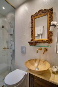 Bilik mandi di Hotel Kassaros