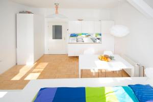 Kuchyň nebo kuchyňský kout v ubytování The cute, sunny apartment in the center +P
