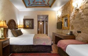 メツォヴォにあるHotel Kassarosのベッド2台とテレビがあるホテルの部屋 +36枚の写真