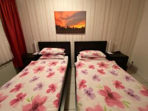 2 Betten nebeneinander in einem Zimmer in der Unterkunft Suite Elisabeth in Wetzlar