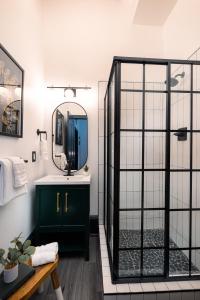 un bagno con un lavandino verde e uno specchio di Saint Philip Residence a New Orleans