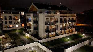 eine Luftansicht eines Gebäudes in der Nacht in der Unterkunft Apartament Park in Przemyśl