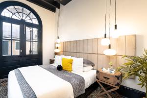 una stanza d'albergo con un letto e una finestra di Saint Philip Residence a New Orleans