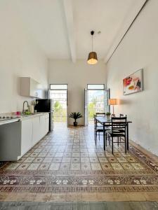 a kitchen and dining room with a table and chairs at Nando's Place in San Juan