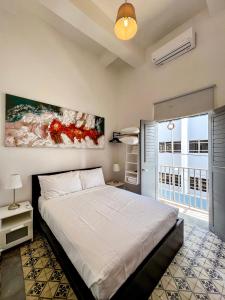 a bedroom with a large bed and a large window at Nando's Place in San Juan