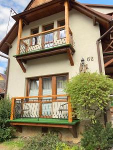 een huis met een balkon aan de zijkant bij Domek Pod Lisem Szczawnica in Szczawnica