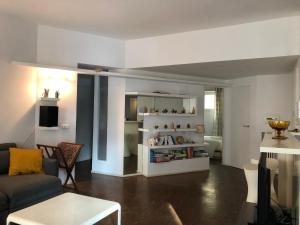 sala de estar con sofá y mesa en Lungotevere Bed&Bike, en Roma