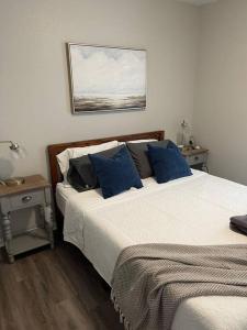 1 dormitorio con 2 camas y almohadas azules en The Mary Lou - 2 Bedroom Apt in Quilt Town, USA, en Hamilton