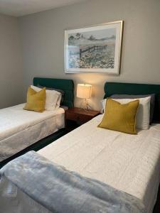 Säng eller sängar i ett rum på The Mary Lou - 2 Bedroom Apt in Quilt Town, USA