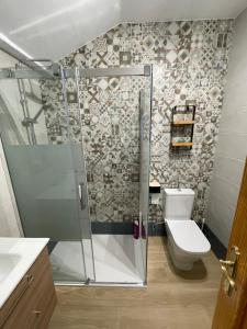 La salle de bains est pourvue d'une douche et de toilettes. dans l'établissement ATICO BUENAVISTA, à Ardales
