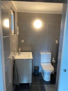 łazienka z toaletą i umywalką w obiekcie Casa da Nora w mieście Póvoa de Lanhoso