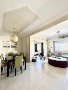 布宜諾斯艾利斯的住宿－Recoleta Luxury Apartment，客厅配有桌子和沙发